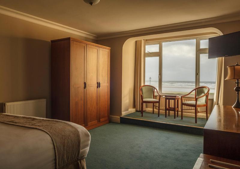 Superior Double Room with Sea View image 3
