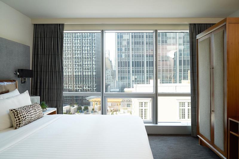 Premier King Room image 2