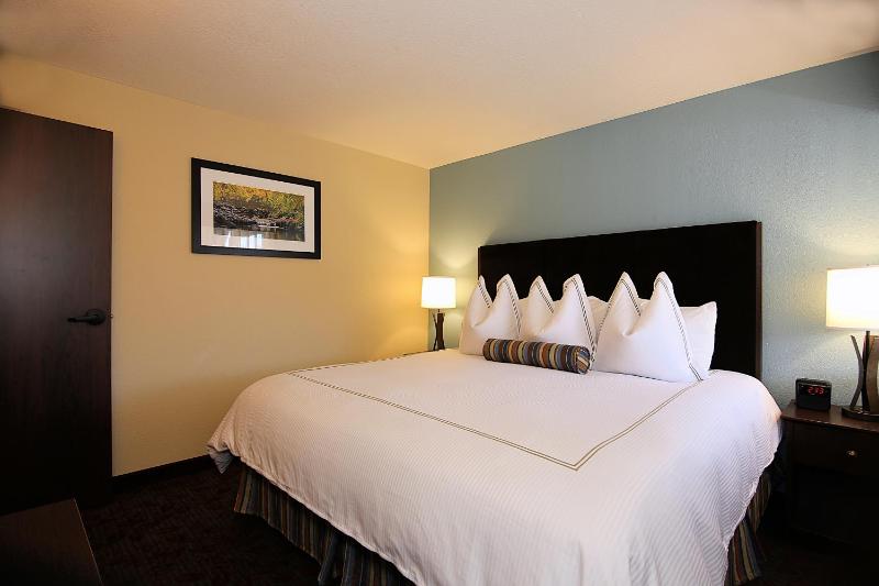 King Suite with Kitchenette - Non-Smoking image 3