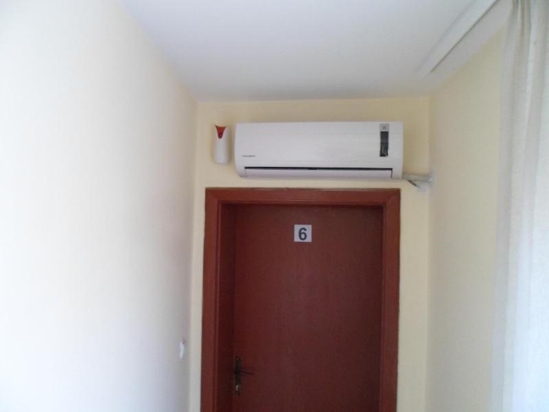 Triple Room with Shared Bathroom image 3