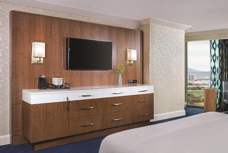Executive King Suite + Resort Queen Strip View image 3