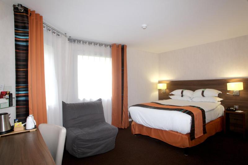 Twin Room with Sofa Bed - Non-Smoking image 3