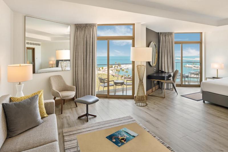 Sea View Premium One Bedroom - Free Breakfast & Exclusive Peacock Lounge Access with Free Shuttle to Shopping Malls image 3