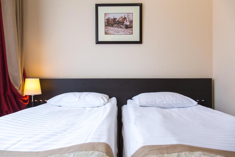 Twin Room image 3