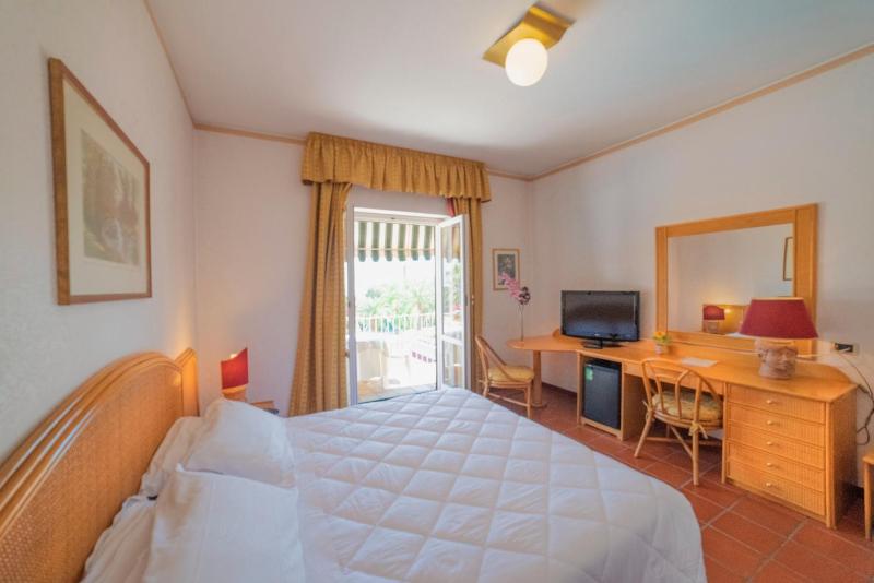 Double or Twin Room with Sea View image 4