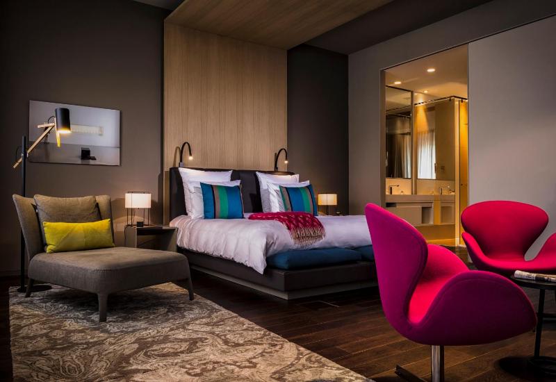 SO King Suite with Lounge Area and Extra Work Space image 4