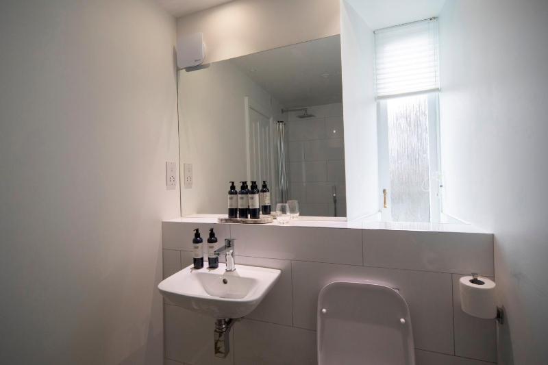 Comfortable Twin Room image 4