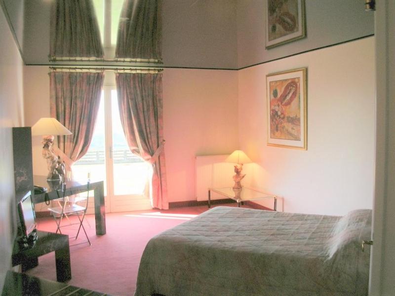 Double Room image 3