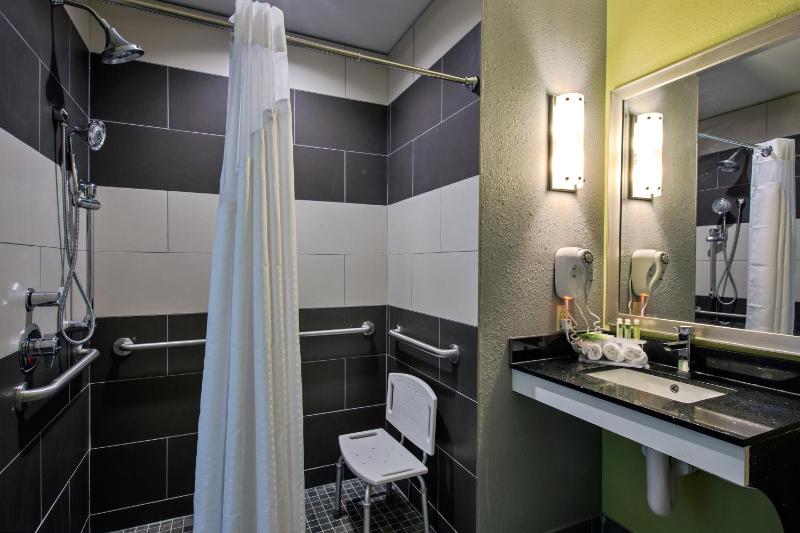 King Room with Roll-In Shower - Disability Access/ Non Smoking image 2