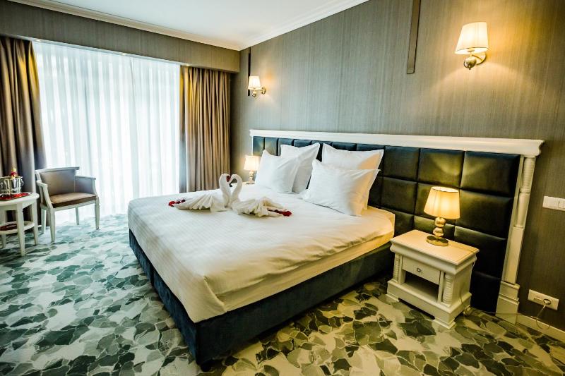 Deluxe Double Room image 3