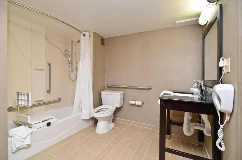 Queen Room - Disability Access image 1