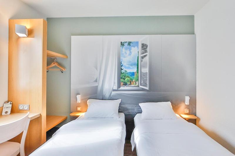 Twin Room - Non-Smoking image 2