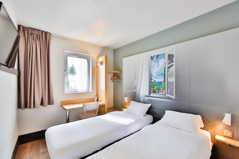 Twin Room - Non-Smoking image 3
