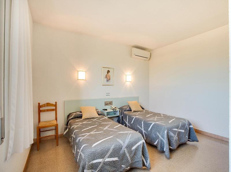 Twin Room image 1