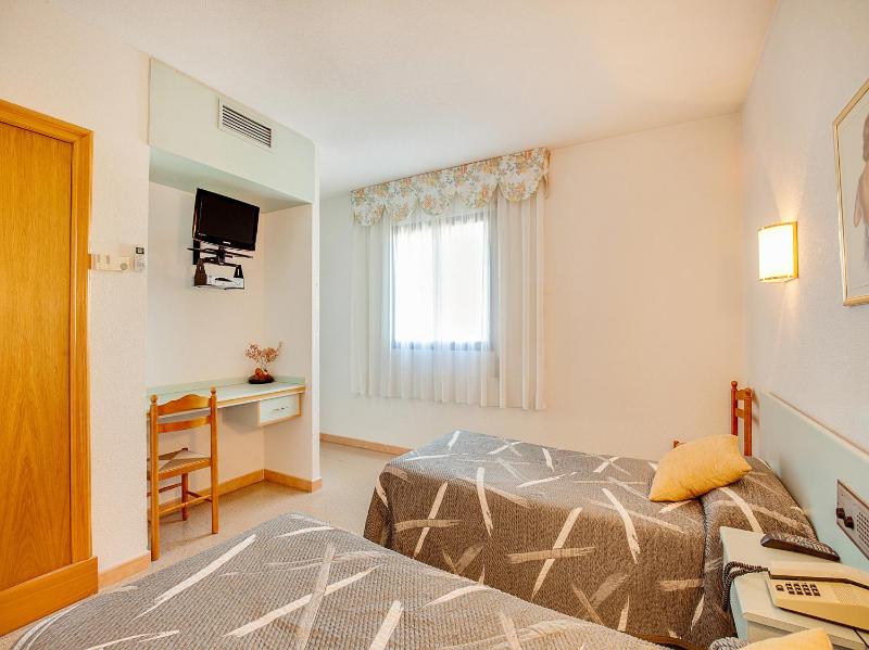 Twin Room image 4