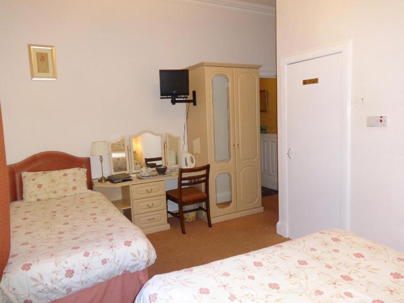 Family Room (2 Adults + 1 Child) image 4