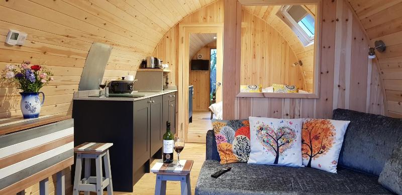 Double room with Patio and Hot Tub (Ingleborough) image 2