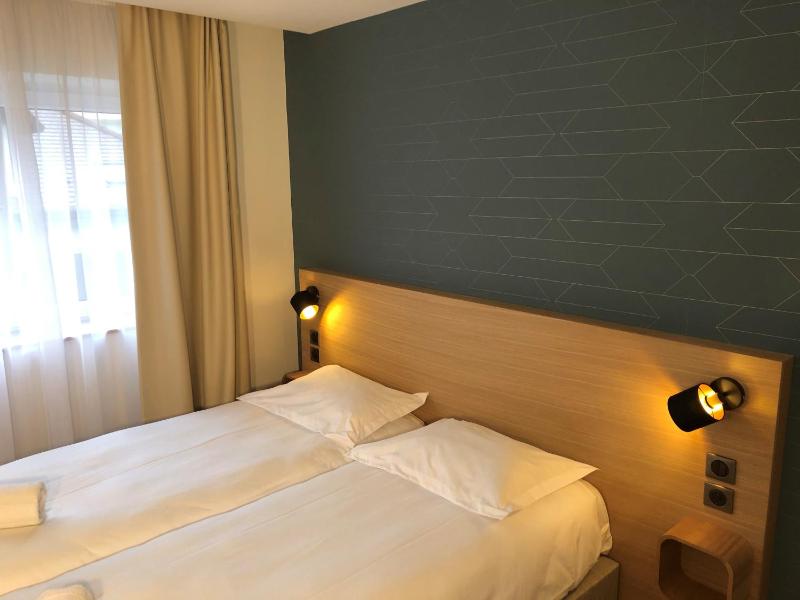 Twin Room image 4