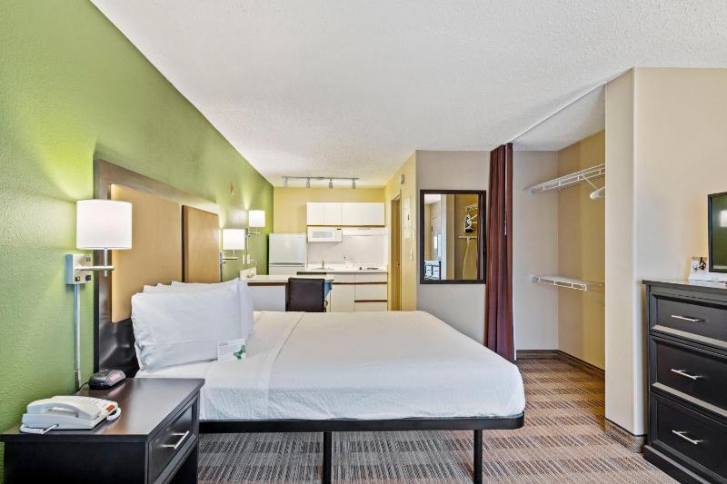 Deluxe Studio with 1 King Bed - Smoking image 3