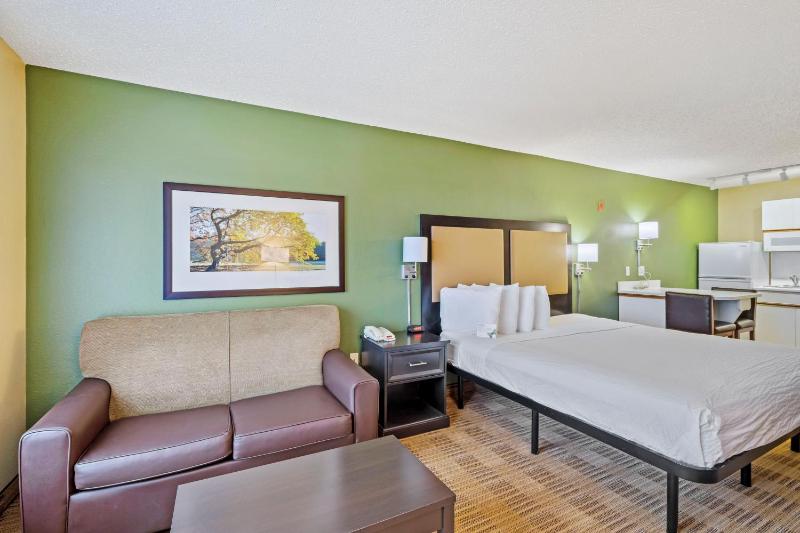 Deluxe Studio with 1 King Bed - Smoking image 2