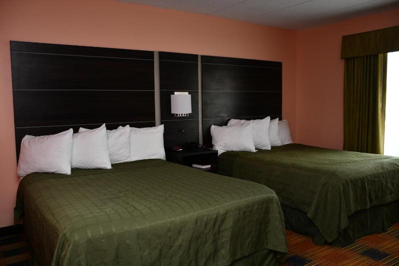 Queen Room with Two Queen Beds - Non-Smoking image 2