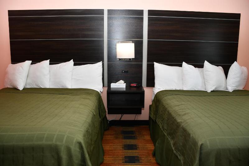 Queen Room with Two Queen Beds - Non-Smoking image 3