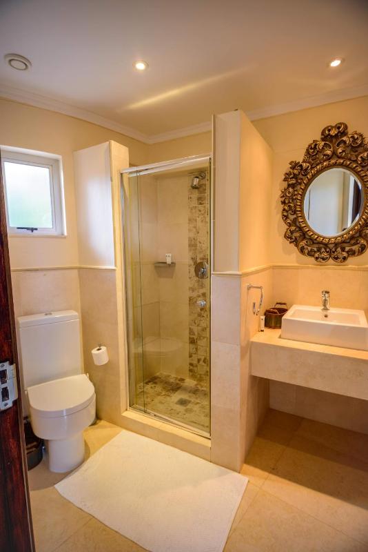 Mac Atini Guest House - image 10