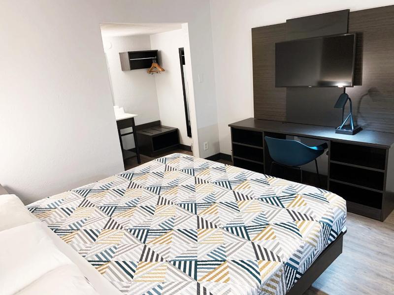 Deluxe King Room image 2