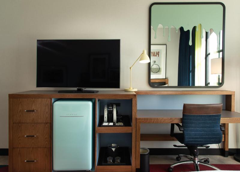 Standard King Room image 3