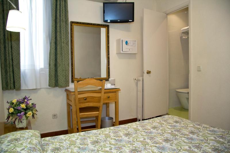Double Room image 3