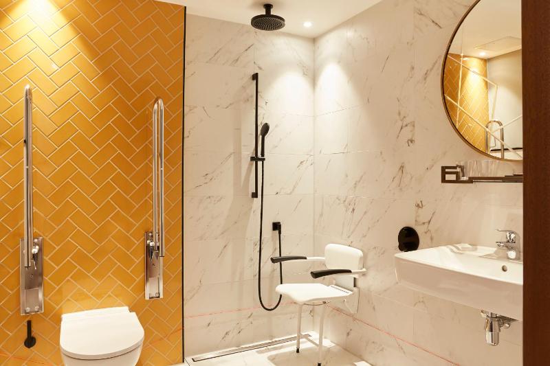 Standard Queen Room - Disability Access image 3