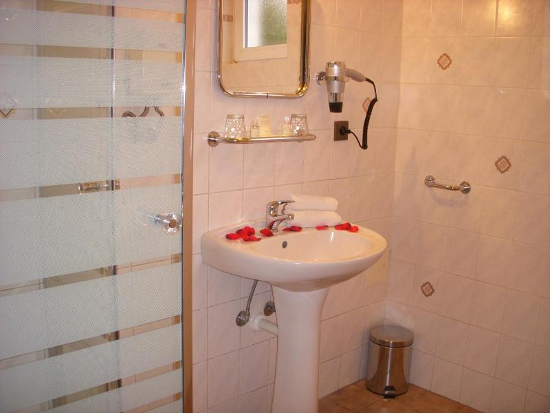 Deluxe Two-Bedroom Family Suite image 2