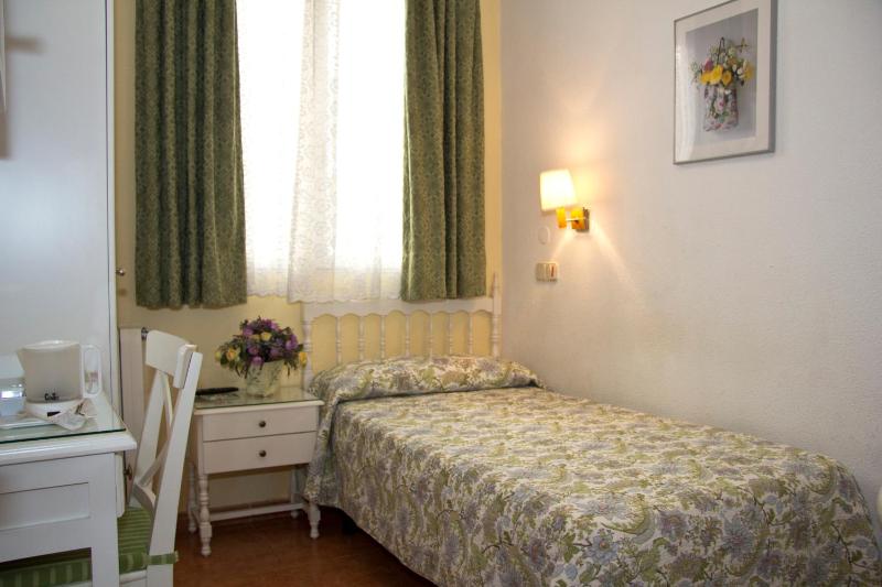 Single Room with Shared Toilet image 4