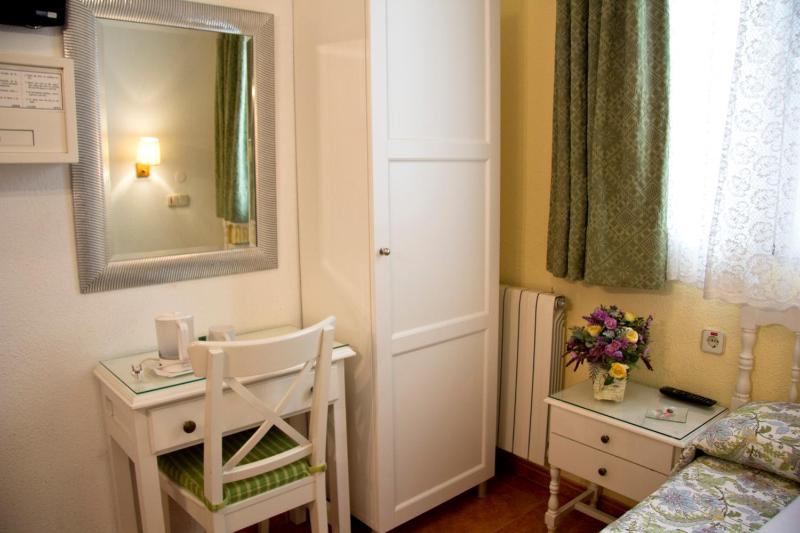 Single Room with Shared Toilet image 2