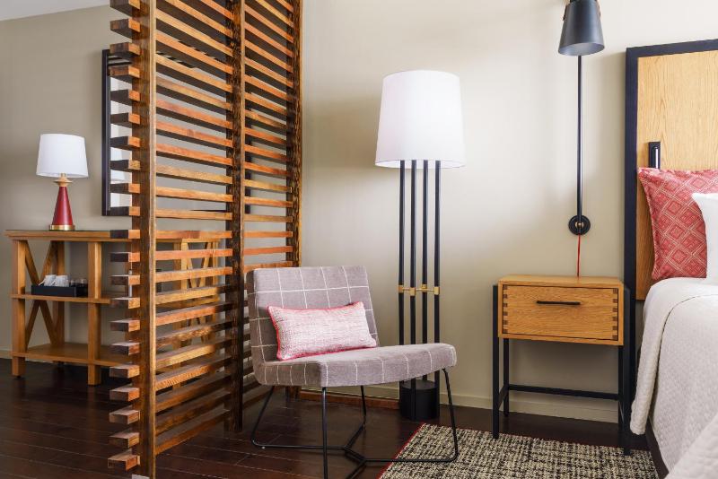 Standard King Room image 3