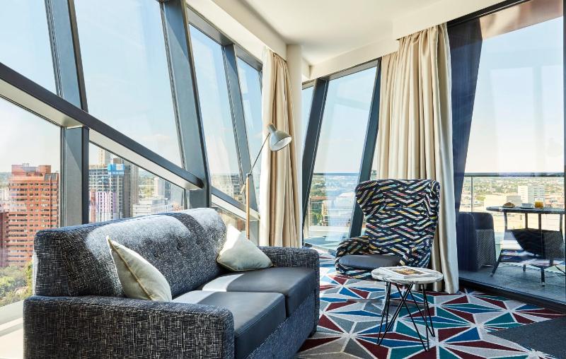 Superior King Room with Balcony image 3