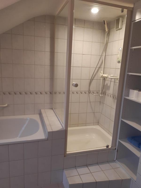 Single Room with Shared Bathroom image 4