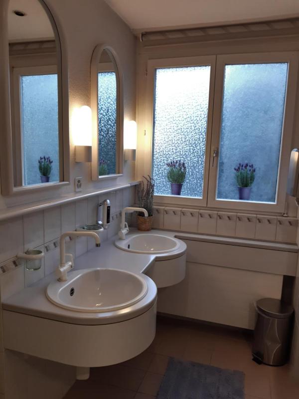 Single Room with Shared Bathroom image 3