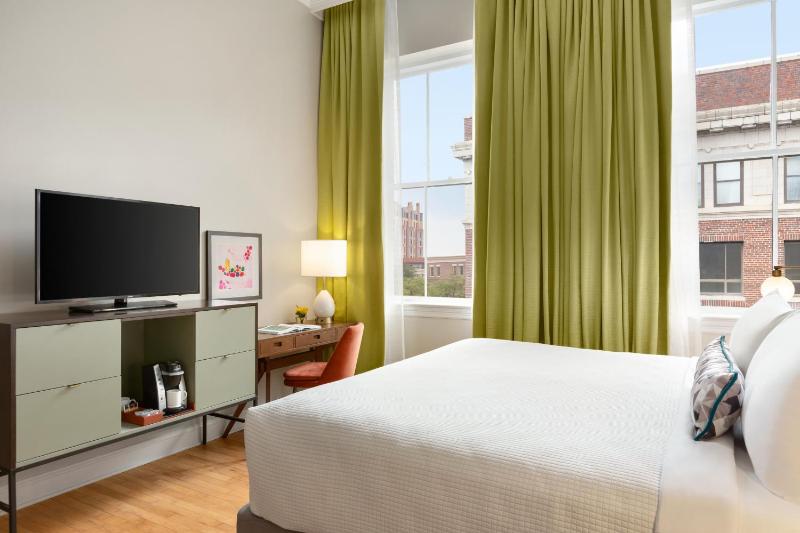 Standard King Room image 3
