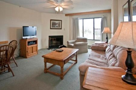 One-Bedroom Suite image 4