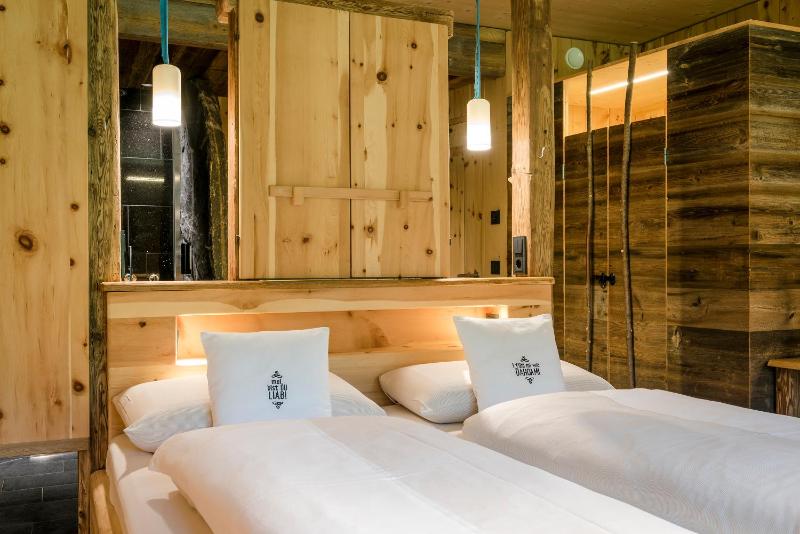 Double Room with Balcony image 2