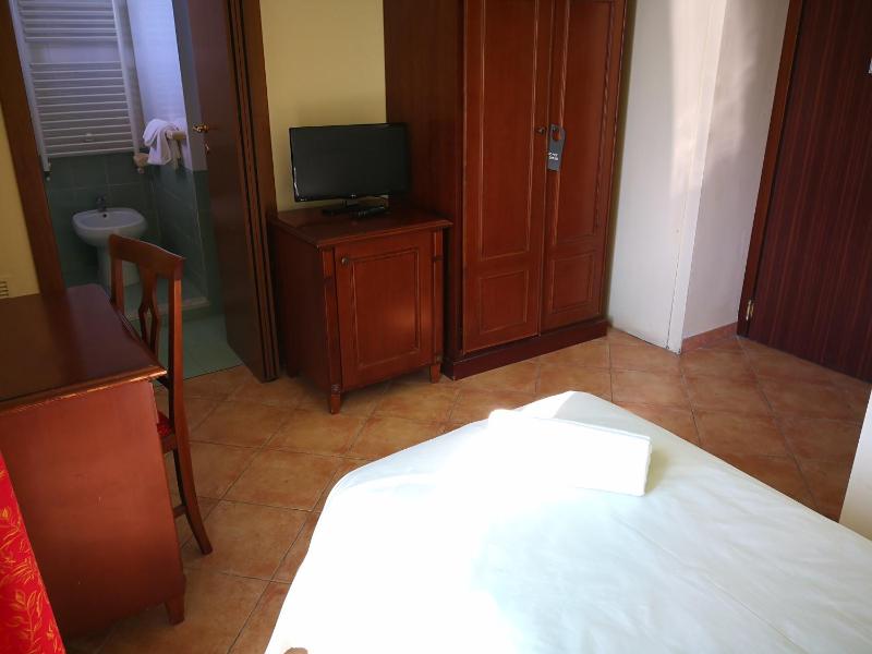 Single Room image 4