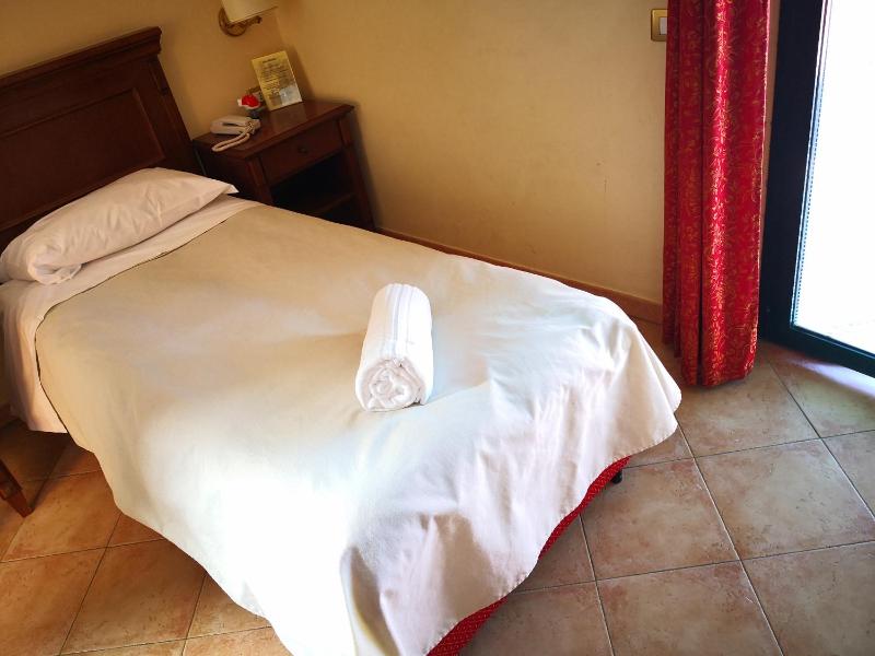 Single Room image 3
