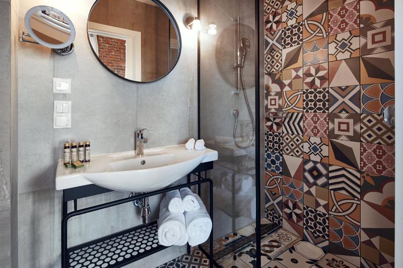 Standard King Room image 2