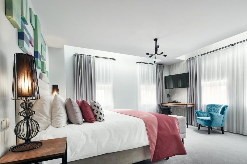 Premium King Room with City View image 2