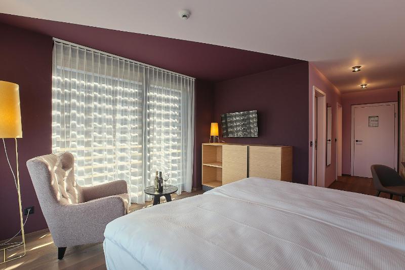 Deluxe Double Room with Balcony image 2