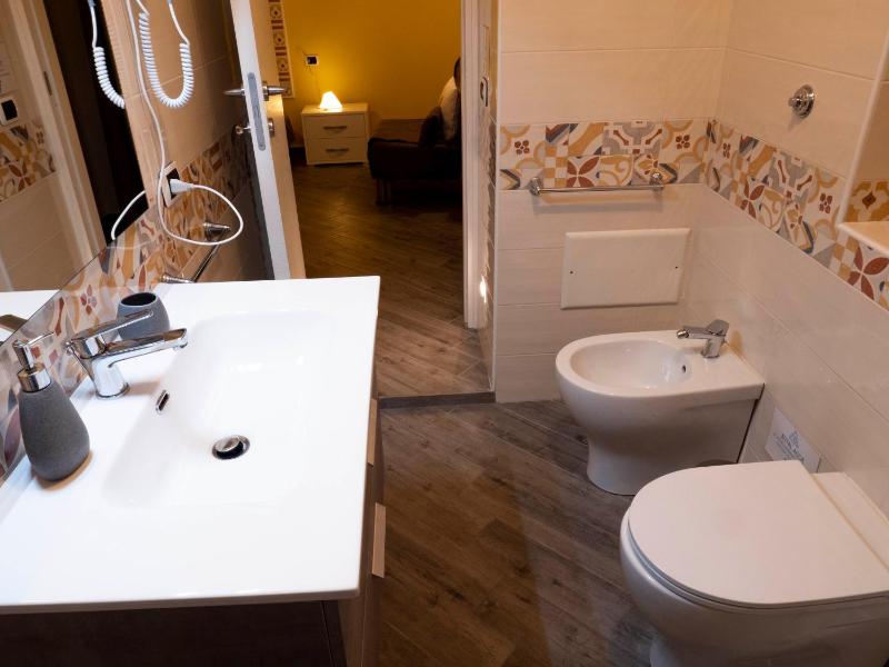 Deluxe Double Room image 3