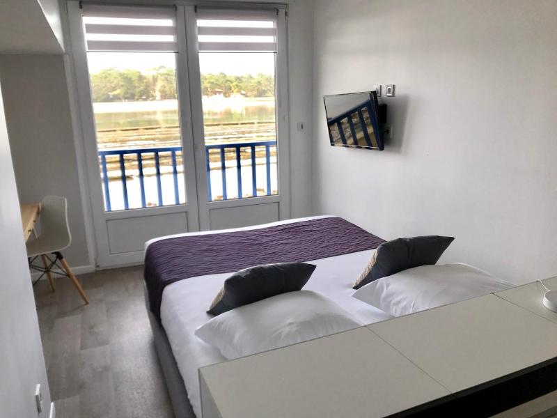 Premium Double Room With Lake View image 4