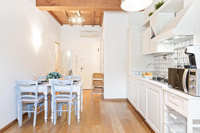 GuestHost - Florence City Center Flat Via Dei Neri - image 4