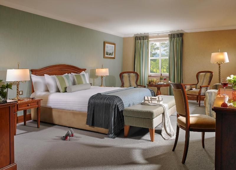 Superior Deluxe King Room image 3